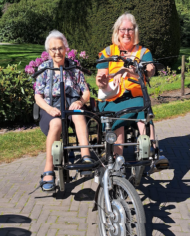 Ouderen fietsen
